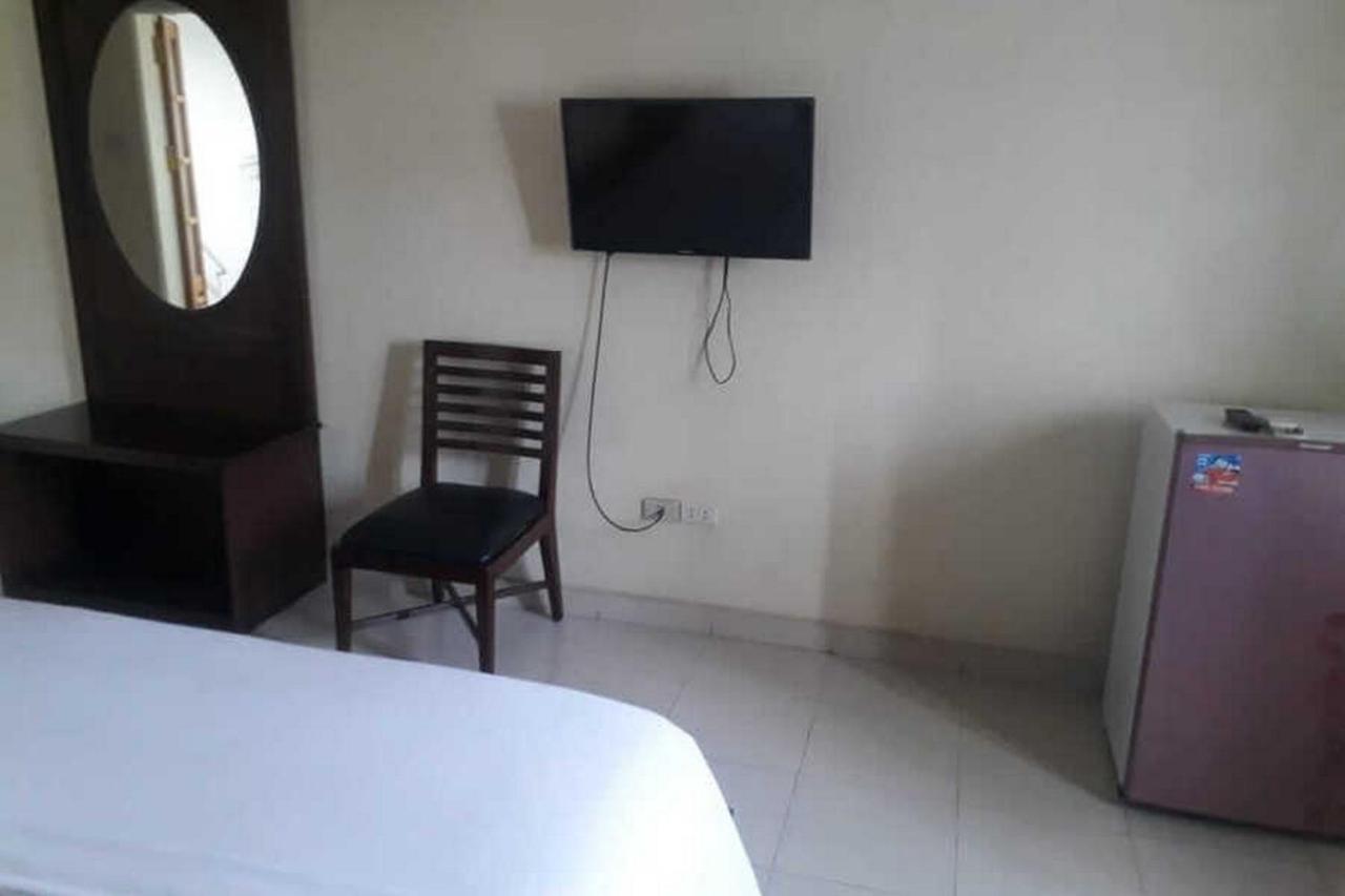 Reddoorz Brand Man12045 Reddoorz Near Megamall Hotel Manado