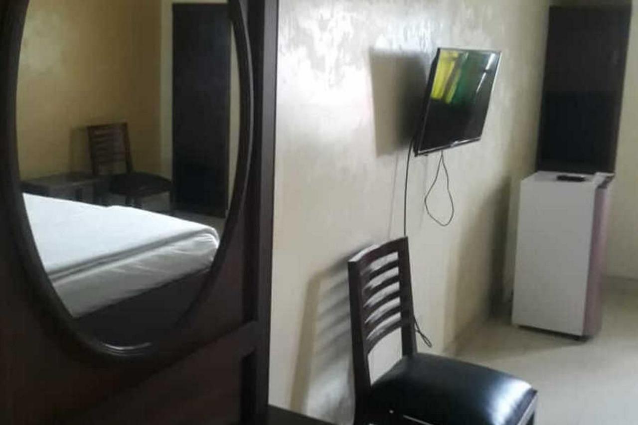 Reddoorz Brand Man12045 Reddoorz Near Megamall Manado